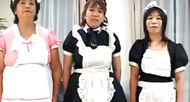 sex kh Emily được phim zes fucked bởi một anh chàng da đen trên giường.